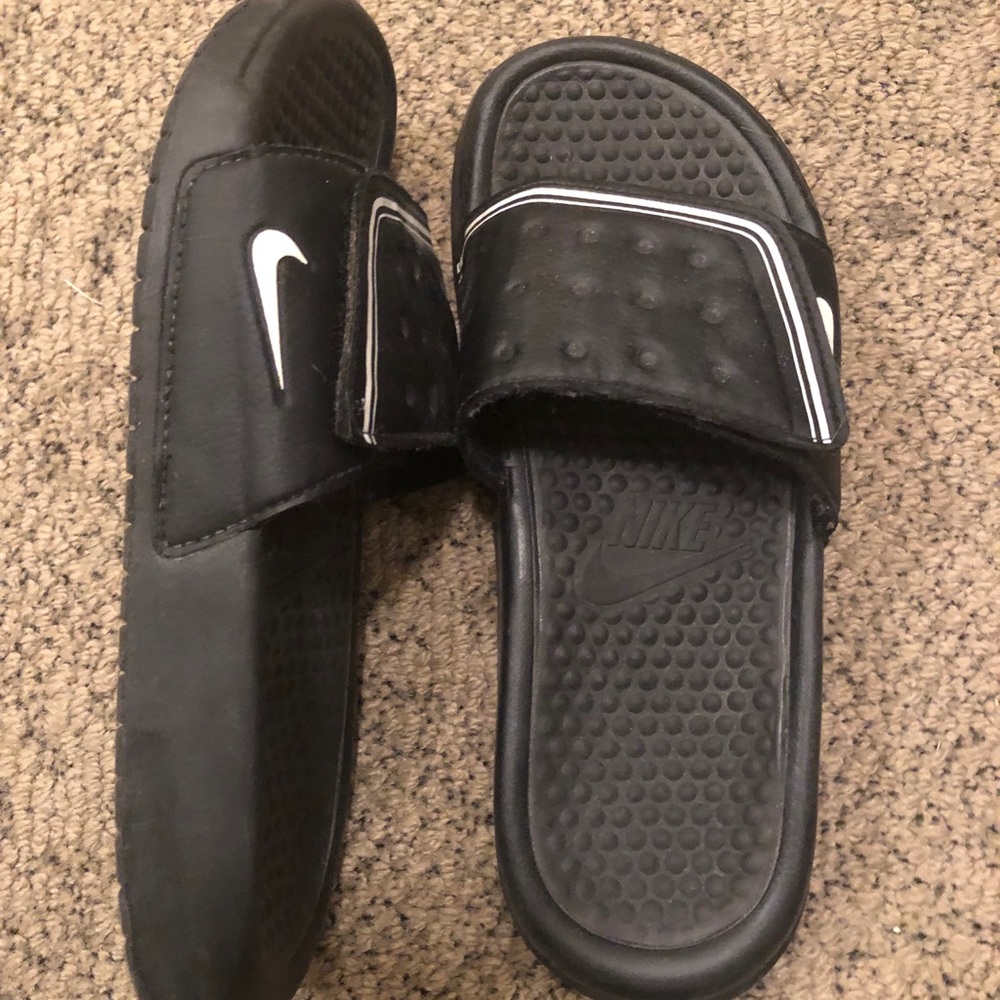 BOYS NIKE SLIDES SIZE 5 BLACK